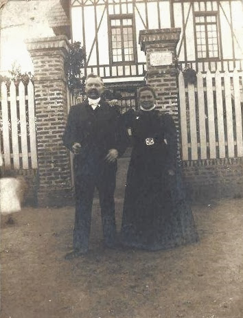 MADELAINE Louis et Clémence devant la Villa du Bonheur